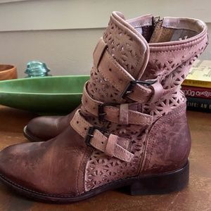 Like New GORGEOUS Sbicca Booties with Buckles. size 6.5